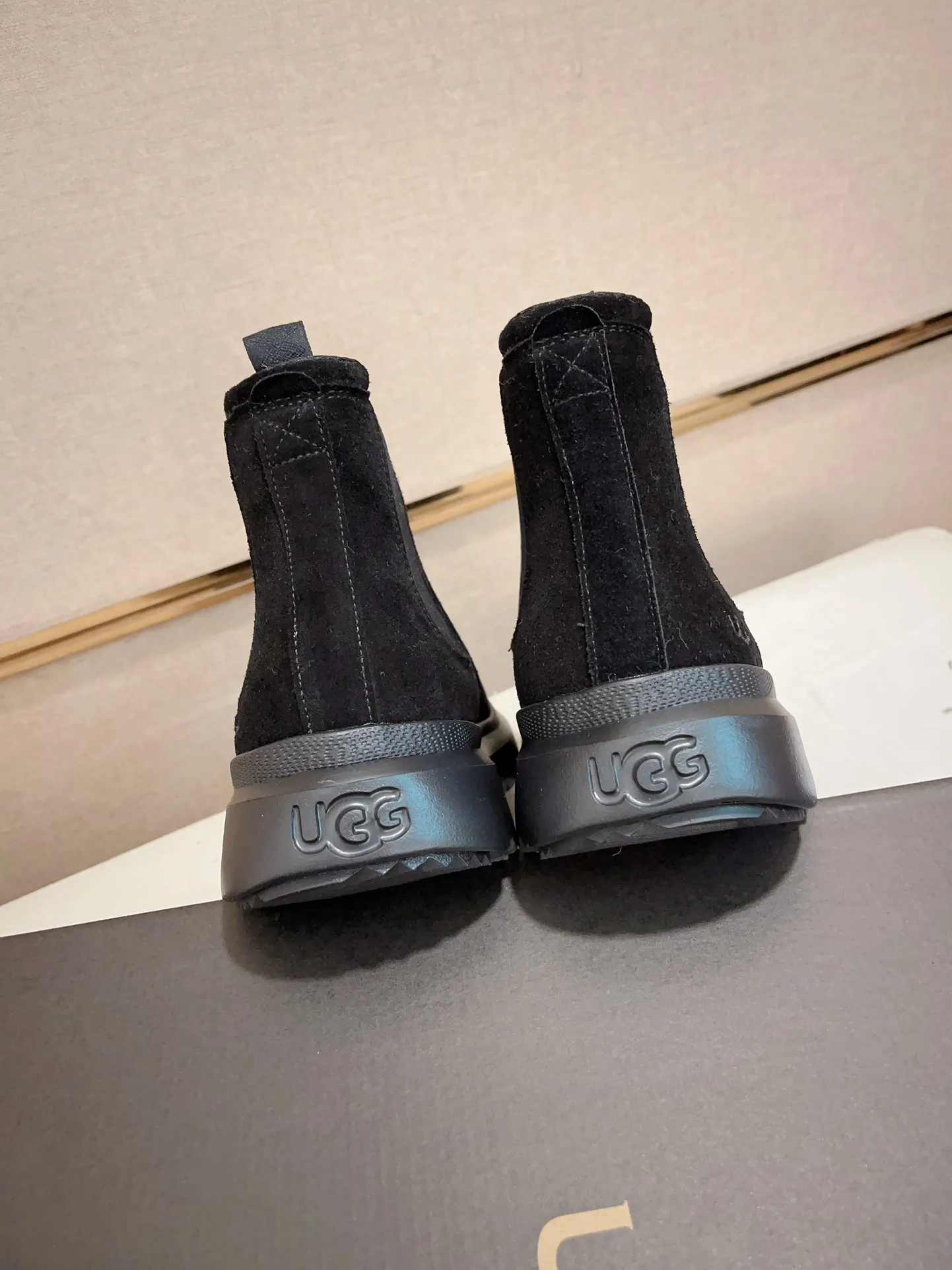 Men's shoes💰: 600💰(high-end goods) UGG❄️❄️Latest model 1:1⃣️quality, fabric: high-end quality first-layer cowhide imported from Europe. Lining: wool lining, sole: pure imported rubber foam outsole. ❤️High-end goods, fine workmanship, trendy and fashionable. The fit is very classy. If you know the goods, you will definitely not be able to refuse😍😍Code number: 41-45. Can be customized 46.47.